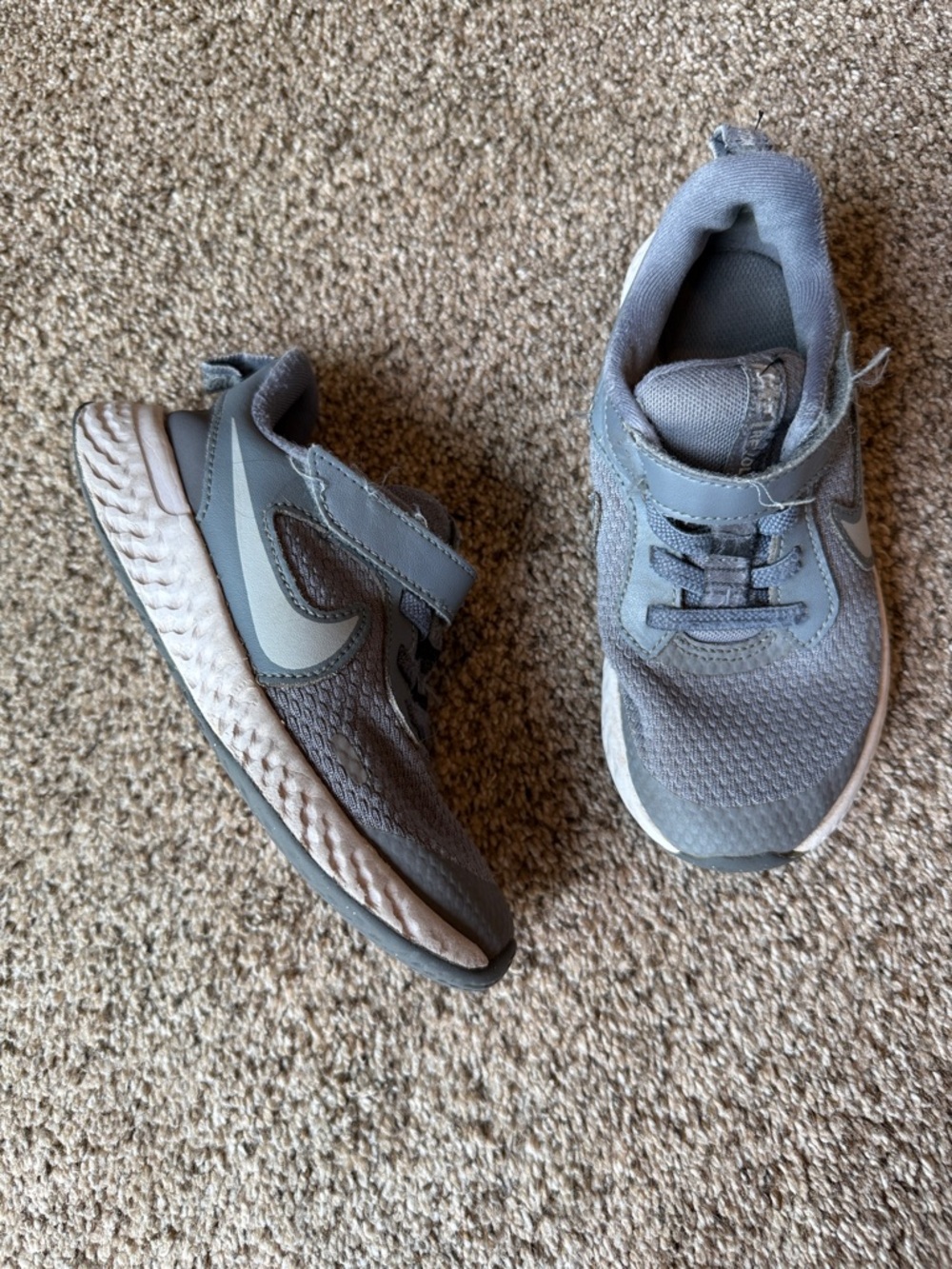 Nike | Kids' Light Gray Mesh Sneakers with Velcro Strap - Revolution